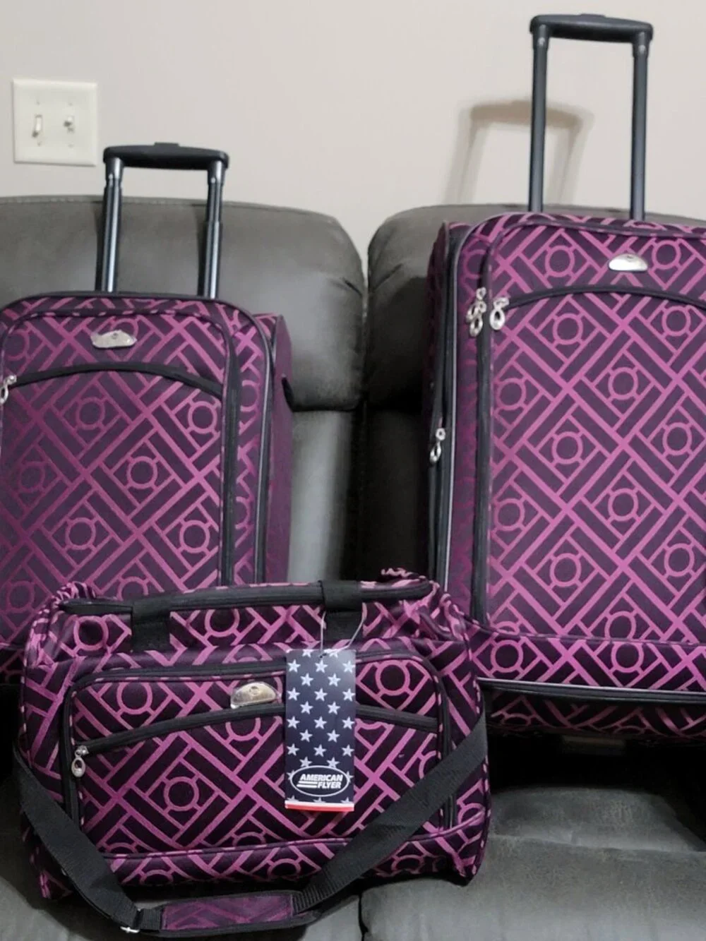 Stylish 5-Piece Softside Spinner Luggage Set – Eye-Catching Black & Purple